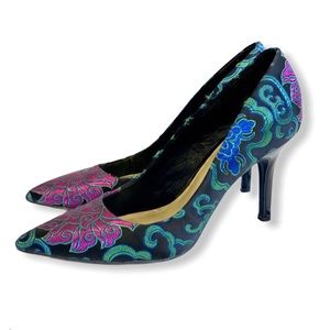 Beautiful 9 & Co Embroidered Heels size 7.5